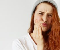πόνος στα ούλα από άγχος ανακούφιση σε γυναίκα