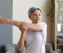 γυναίκα με οστεοπόρωση