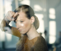 γυναίκα με ομίχλη εγκεφάλου στην εμμηνόπαυση