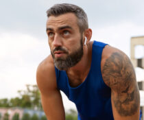 άνδρας που αθλείται άσκηση για την καρδιά