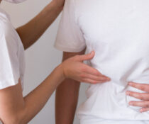 αντρας με πόνο Πόσες μέρες κρατάει η γαστρεντερίτιδα