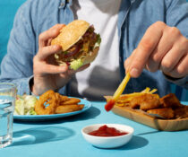 υπερεπεξεργασμένα τρόφιμα αυξάνουν τα περιστατικά καρκίνου του παχέος εντέρου