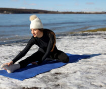 χειμώνα γυναίκα στη θάλασσα βουτιές