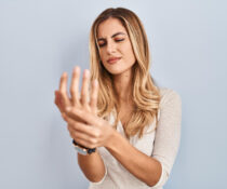 γυναίκα πονάει από Ρευματοειδής αρθρίτιδα