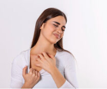 γυναίκα με δερματίτιδα από άγχος ξύνεται