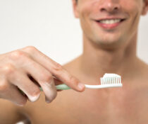 βούρτσισμα δοντιών από άντρα δύο φορές την ημέρα