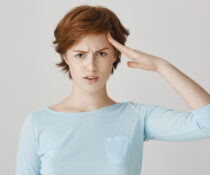 γυναίκα με χλωμό πρόσωπο και ζαλάδα