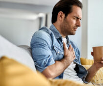 άνδρας με σφίξιμο στο στήθος