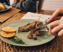 γυναίκα που κόβει κρέας και κανει Carnivore δίαιτα