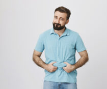 αντρας με αντίσαση στην ινσουλίνη κρατάει την κοιλιά του