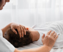 άντρας τοποθετείται στο πλάι γιατι έχει επιληπτική κρίση