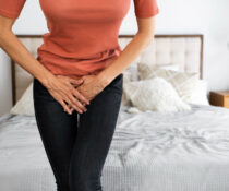 γυναίκα έχει τσούξιμο στον κόλπο