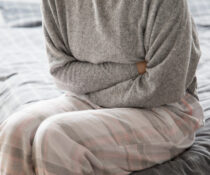 γυναικα κρατάει την κοιλιά με πόνο τι δεν τρώμε όταν έχουμε διάρροια