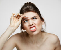 Τριχοφυΐα στο πρόσωπο σε γυναικα που τη βγαζει με τσιμπιδακι