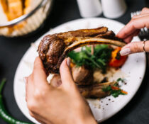 γυναίκα κρατάει κοκκινο κρέας που απαγορεύται στην κρεατινίνη