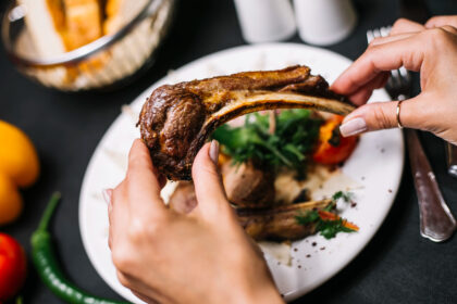 γυναίκα κρατάει κοκκινο κρέας που απαγορεύται στην κρεατινίνη