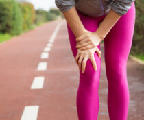 γυναίκα με μυικό πόνο στο πόδι παρενέργειες από στατίνες