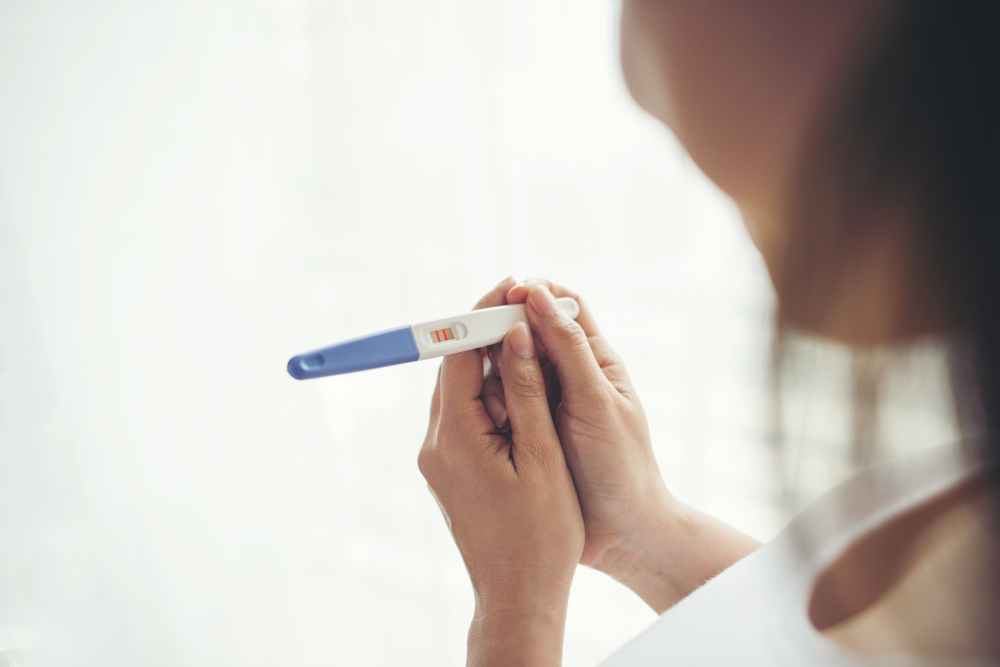 γυναίκαι με υπογονιμότητα τσεκάρει το τεστ εγκυμοσύνης