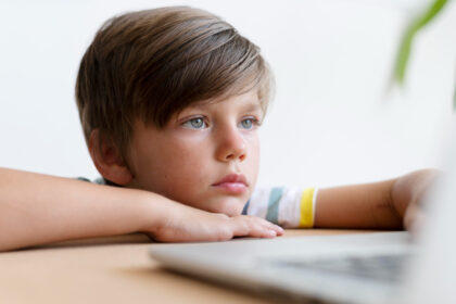 παιδί με laptop
